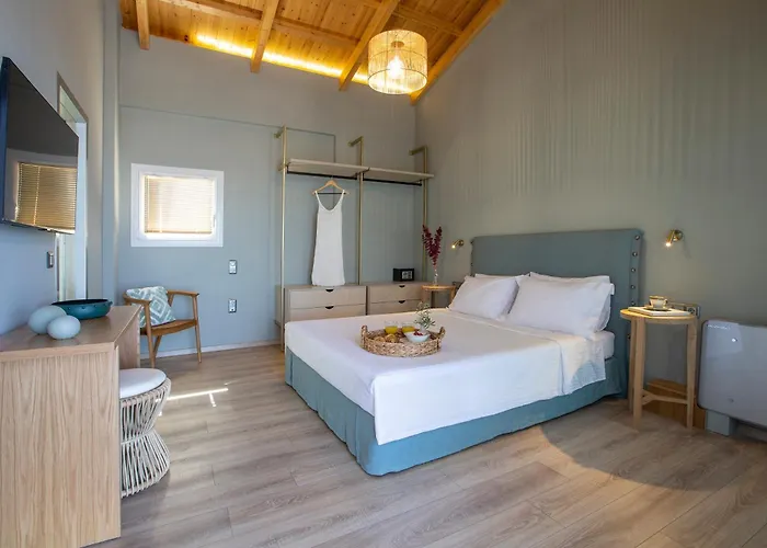 Flomis Luxury Villa Apolpaina